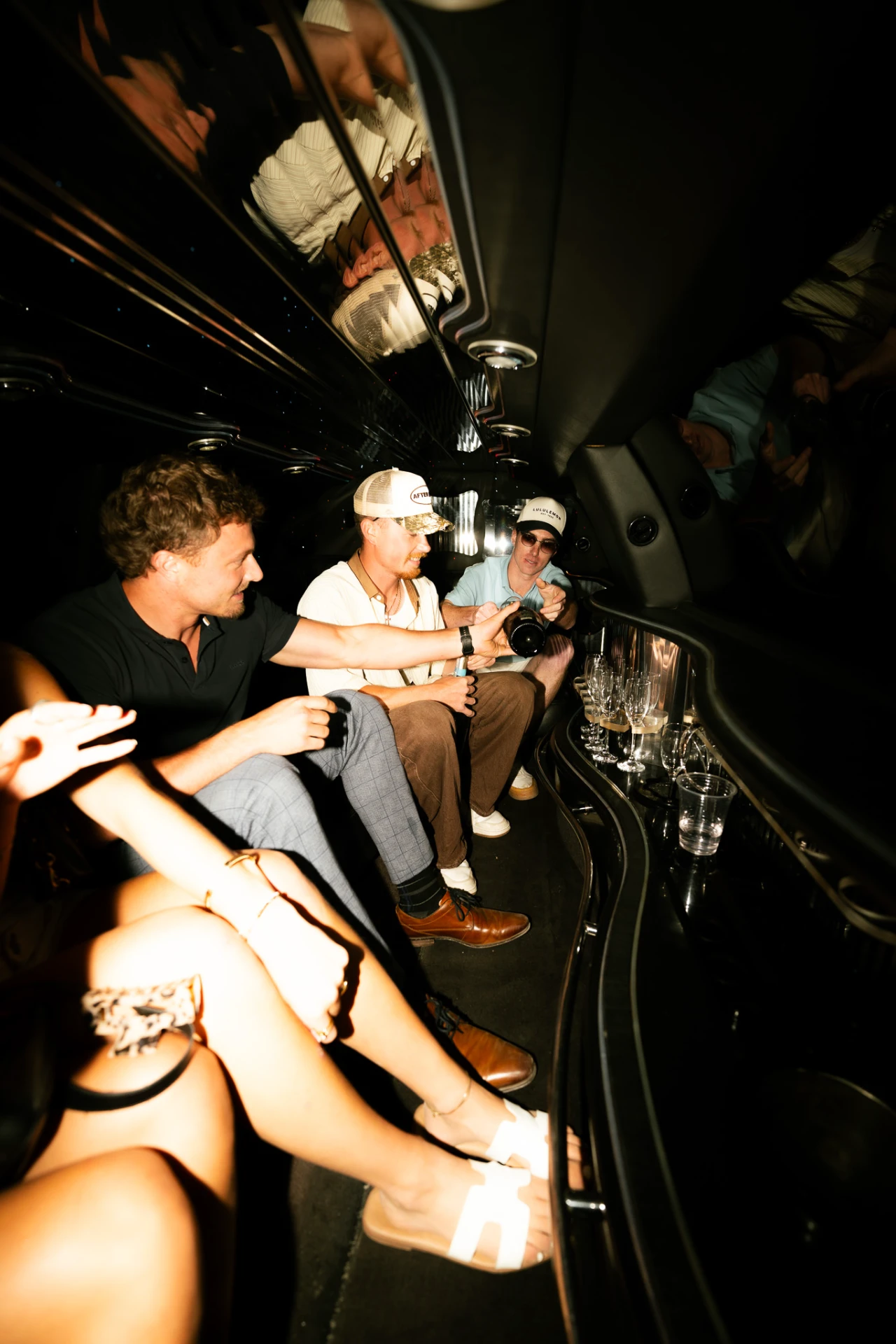 Groupe d'amis assis dans l'habitacle de la limousine LIMOSTAR